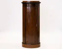 Armoire d'angle de style Biedermeier, allemande ou autrichienne, vers 1900, noyer et placage de noyer, décor peint ornemental, corps haut semi-circulaire avec façade bombée à une porte, corniche et socle profilés, porte et frise supérieure avec...