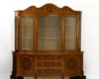 Commode met vitrine, in Franse stijl van het einde van de 18e eeuw, 1e helft 20e eeuw, onderkant rondom gebogen met bloemmotief marqueterie in diverse edelhoutsoorten, in het midden drie laden, links en rechts elk een deur, boven...