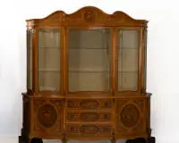 Commode avec vitrine, style français de la fin du 18e siècle, 1re moitié du 20e siècle, partie inférieure galbée sur toutes faces avec marqueterie florale en divers bois précieux, au centre trois tiroirs, à gauche et à droite une porte, sur...