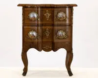 Small commode in Dresden Baroque style, 19th century, walnut on softwood, front doubly curved and strongly recessed in the centre, adapted apron, four tall legs, overhanging top with curved shape. Cast handles with remnants of gilding,...