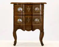 Petite commode de style baroque de Dresde, 19e siècle, noyer sur bois tendre, façade doublement galbée et fortement rentrante au centre, ceinture adaptée, quatre hauts pieds, plateau débordant galbé. Poignées moulées avec restes de dorure,...