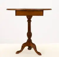 Table de jeu avec damier incrusté, 20e s., bois divers, colonne centrale sur trois pieds galbés, deux tiroirs, plateau ovale rotatif avec côtés rabattables, env. 71 cm de haut, plateau env. 71 x 53 (16 cm) cm