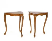 Pair of side tables, triangular shape, Baroque style, 19th/20th c., walnut, each on three curved legs, curved tops and aprons, approx. 52 x 42 x 42 cm, veneer damage/cracks