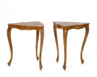 Paire de tables d'appoint, forme triangulaire, style baroque, 19e/20e s., noyer, chacune sur trois pieds galbés, plateaux et ceintures galbés, env. 52 x 42 x 42 cm, dommages/fissures au placage