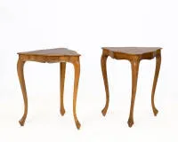 Pair of side tables, triangular shape, Baroque style, 19th/20th c., walnut, each on three curved legs, curved tops and aprons, approx. 52 x 42 x 42 cm, veneer damage/cracks
