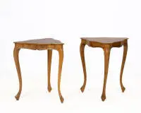 Paire de tables d'appoint, forme triangulaire, style baroque, 19e/20e s., noyer, chacune sur trois pieds galbés, plateaux et ceintures galbés, env. 52 x 42 x 42 cm, dommages/fissures au placage