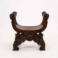 Chaise pliante historiciste, vers 1900, chêne, richement sculptée de mascarons et têtes de lion, garniture en cuir, 71 x 75 x 59 cm, traces d'usure
