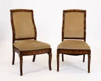 Paar stoelen, Nederland of Frankrijk, midden 19e eeuw, mahonie met rijke florale inleg op de voorzijde, lijninleg, rugleuning en poten licht gebogen, H. ca. 93,5 cm, ouderdomssporen en gebruikssporen, lichte bekleding...