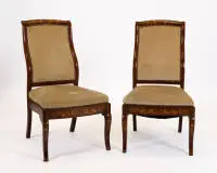 Paire de chaises, Pays-Bas ou France, milieu du 19e s., acajou avec riches incrustations florales sur la face avant, filets, dossier et pieds légèrement galbés, H. env. 93,5 cm, traces d'âge et d'usage, garnitures claires...