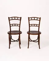 Paire de chaises de café, probablement Thonet, vers 1900, bois courbé, chaque siège rond avec peinture ornementale, dossier avec 6 balustres ébonisés, H. 88 cm, restaurées