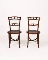 Paire de chaises de café, probablement Thonet, vers 1900, bois courbé, chaque siège rond avec peinture ornementale, dossier avec 6 balustres ébonisés, H. 88 cm, restaurées
