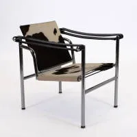 Fauteuil, in de stijl van LC1 van Le Corbusier, merk "Originale Dimensione", Italië, stalen buisframe met bekleding van koeienhuid, 65 x 60 x 60 cm, gebruikssporen
