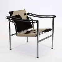 Fauteuil, dans le style LC1 de Le Corbusier, marque "Originale Dimensione", Italie, structure en tube d'acier avec surface d'assise en peau de vache, 65 x 60 x 60 cm, traces d'usure
