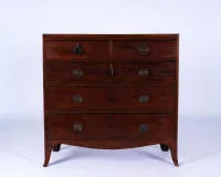 Commode, Engeland, 19e eeuw, mahonie, recht corpus met vijf laden in vier etages, uitstaande poten op gewelfde rand, 103.5 x 103.5 x 46 cm, beslag aangevuld, ouderdomssporen
