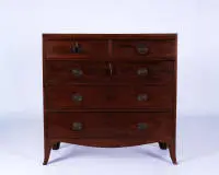 Commode, Angleterre, 19e s., acajou, corps droit avec cinq tiroirs sur quatre niveaux, pieds évasés sur ceinture galbée, 103.5 x 103.5 x 46 cm, garnitures complétées, traces d'âge