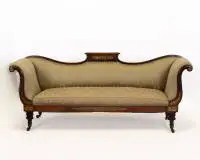Banc, Regency, Angleterre, 1re moitié 19e s., bois dur, accoudoirs galbés, incrustations de laiton ornementales en façade, pieds balustres sur roulettes en laiton, garniture Empire usée, env. 92 x 220 x 69 cm