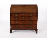 Secrétaire, Angleterre, vers 1800, acajou, corps avec abattant d'écriture incliné et trois tiroirs en dessous sur pieds consoles, intérieur avec petits tiroirs et casiers ouverts autour d'un compartiment central à porte, compartiments secrets, plateau avec feutre vert...