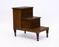 Escabeau de bibliothèque victorien, Angleterre, probablement 2e moitié 19e s., acajou, trois marches avec garniture en cuir, deux casiers pliants, sur pieds balustres, traces d'âge et d'usage
