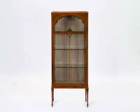 Élégante vitrine de style Sheraton Revival, Angleterre, vers 1900, placage de bois satiné, partiellement peint en polychromie et sculpté, corps rectangulaire haut et vitré sur trois côtés sur quatre pieds fins carrés effilés avec pieds en spatule, une porte...
