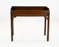 Table à plateau Butler, Angleterre, 20e s., acajou, plateau amovible avec poignées ajourées sur piètement à quatre pieds, env. 63,5 x 75 x 50 cm