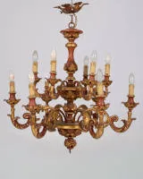 Lustre, style baroque, 20e s., 12 feux sur deux étages, bras courbes avec décor d'acanthe volutée, polychrome
