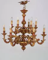 Lustre, style baroque, 20e s., 12 feux sur deux étages, bras courbes avec décor d'acanthe volutée, polychrome
