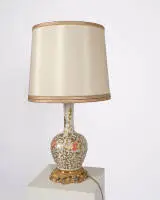 Lampe de table, Italie, 20e s., laiton, porcelaine, fût en forme de vase avec décor floral rouge et or, deux feux, électrifiée, abat-jour clair, env. 77 cm de haut
