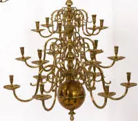 Lustre flamand, probablement 17e s., laiton, fût à balustre avec 18 feux sur trois étages, H. env. 89 cm sans chaîne, ø env. 87 cm