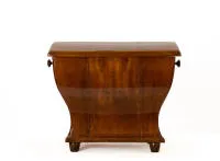 Toilette de chambre en forme de coffre, probablement Autriche, vers 1850, placage de noyer, corps rentrant dans le socle avec paroi galbée, deux poignées à bouton et couvercle rond, deux bandes décoratives ornementales sur le couvercle et le corps, sans insert, 50 x 62 x 50 cm, placage avec petits dommages