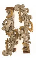 Paar geschnitzte Architekturfragmente mit Putti, wohl Italien, 18. Jahrhundert, Rokoko, Putti an Volutenranken, reiche florale Schnitzereien, je 118 x 39 cm, Fehlstellen, Altersspuren