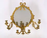 Miroir mural style Louis XV, 19e s., bronze doré au feu, cadre richement orné avec trois bras de lumière amovibles, env. 70 x 55 cm