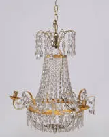 Korblüster oder Kristallleuchter, Empire, 1. Viertel 19. Jh., teils vergoldet, dreiflammig, reicher Kristallglasbehang, H. 60 cm, ø 49 cm, Glaskristalle teils mit Chips