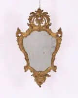 Miroir rococo, Louis XV, vers 1765, cadre en forme de rocaille galbée avec cartouche ajourée, 82 x 45 cm, restaurations