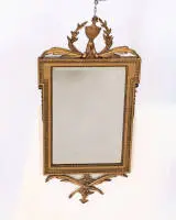 Miroir style Louis XVI, 18e ou 19e s., cadre bronze doré surmonté d'un vase ornemental dans une couronne de laurier, verre facetté, 87 x 41 cm, restaurations