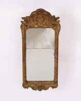 Miroir rococo, Louis XV, France, vers 1765, cadre sculpté et doré sur fond rouge, verre en 2 parties, 82 x 37 cm