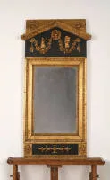 Miroir mural gustavien, Suède, vers 1820, bois, polychromie or et bleu, signature Johan Petter Holmberg (1813-1831), poinçon de Stockholm, doré avec champs décoratifs ébonisés dans le fronton et le socle, 111 x 45 cm, réparations