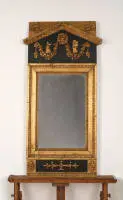 Miroir mural gustavien, Suède, vers 1820, bois, polychromie or et bleu, signature Johan Petter Holmberg (1813-1831), poinçon de Stockholm, doré avec champs décoratifs ébonisés dans le fronton et le socle, 111 x 45 cm, réparations