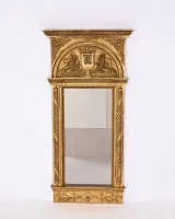Miroir de trumeau, Empire, Suède, vers 1825, doré sur fond rouge, fronton avec décor de lyre, verre en 2 parties, 144 x 70 cm