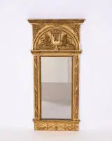 Miroir de trumeau, Empire, Suède, vers 1825, doré sur fond rouge, fronton avec décor de lyre, verre en 2 parties, 144 x 70 cm