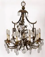 Hängelampe, um 1900, Metall, neunflammig, geschweifte Metallarme mit je einer Kerze, mittig Metallzweige mit Porzellanblüten, an Baldachin anhängendes Blattwerk, reich behangen mit Glasprismen, 74 cm hoch, ø 55 cm, elektrifiziert