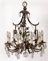 Lustre, vers 1900, métal, neuf feux, bras métalliques courbes avec bougies, branches métalliques avec fleurs en porcelaine, feuillage suspendu au baldaquin, richement orné de prismes de verre, 74 cm, ø 55 cm, électrifié