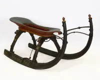 Traîneau alpin / traîneau à cheval, probablement Autriche, vers 1800, patins en bois avec ferrures et polychromie, siège courbe, patins relevés avec balustres, env. 80 x 150 x 60 cm, polychromie avec manques, traces d'âge