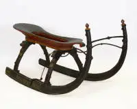 Traîneau alpin / traîneau à cheval, probablement Autriche, vers 1800, patins en bois avec ferrures et polychromie, siège courbe, patins relevés avec balustres, env. 80 x 150 x 60 cm, polychromie avec manques, traces d'âge