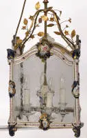 Lampe suspendue en porcelaine, forme carrée, cadre en porcelaine de Sèvres peint, verre à décor floral, ornements en laiton, quatre feux, 63 x 31 x 31 cm