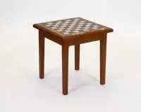 Table de jeu d'échecs, 20e s., chêne et marbre, piétement en chêne avec plateau en marbre incrusté, 32 pièces en marbre dans les deux tiroirs, env. 56 x 54 x 54 cm, pièces partiellement ébréchées