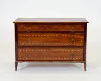 Commode miniature, Louis XVI, France, probablement dernier quart 18e s., noyer, corps à trois tiroirs sur pieds coniques, façade avec incrustations, 34 x 49 x 23.5 cm, restaurée, ajouts au dos et aux pieds