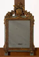 Kleiner Wandspiegel im Stil Louis XVI, der polychrom gefasste Rahmen mit bekrönender Ziervase und Girlanden, ca. 50 x 29.5 cm, Spiegelglas mit Altersspuren