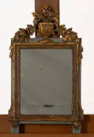 Petit miroir mural de style Louis XVI, cadre polychrome avec vase ornemental et guirlandes, verre avec traces d'âge