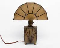 Lampa stołowa Art déco, prawdopodobnie USA, lata 1920/30, metalowa podstawa z geometrycznym dekorem, wachlarzowy abażur, wys. 31 cm