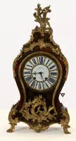 Velké hodiny Louis XV Boulle s konzolou, Paříž, kolem 1750/60, sign. "Brindeau a Paris", korpus s vydutými boky a bohatou marketerií ze želvoviny a ryté mosazi, bohaté pozlacené bronzové aplikace ve formě akantových rokokových motivů a...